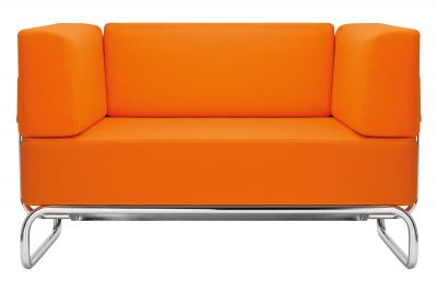 Orangefarbenes Thonet S 5200 Polsterteil mit hohem Rücken und verchromtem Stahlrohrgestell. Modernes Sofa für Wohnzimmer.